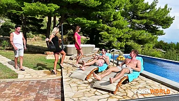 Shalina y Olivia se cambian el semen tras DP grupal al aire libre