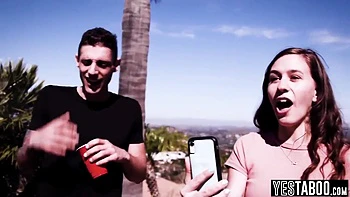 Beau-père chaud baise la timide vierge ado et sa belle-fille