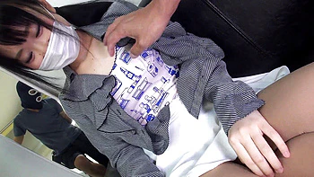 Asiatisches Amateurmädchen saugt tief im japanischen Stil