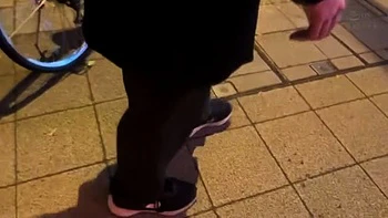 Gata magra e rosto pequeno dá beijos doces e masturbação lenta com vibrador