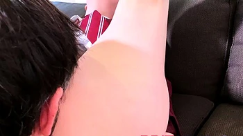 Jeune écolière en uniforme baisée en POV et creampie