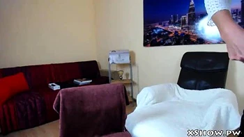 Maman cougar sexy se branle en solo