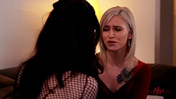 Adolescentes tatuadas Evelyn y Cadence se chupan la polla