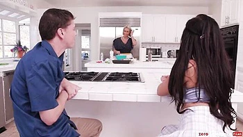 Loira de peitos grandes Ryan Keely fodida de lado na cozinha