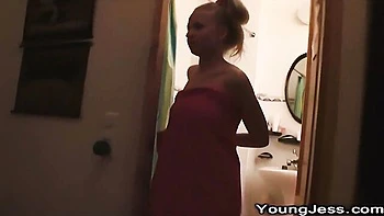 Jess, russische Blondine, masturbiert unter der Dusche