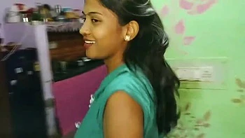 Горячая индийская бабхи трахает сводного брата в жопу с большим членом