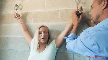 Bailey Brooke se fait baiser la chatte en prison