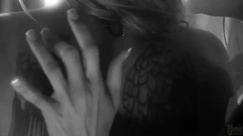 Жаркое ретро-тройничок с игрушками и большими жопами брюнетки и блондинки