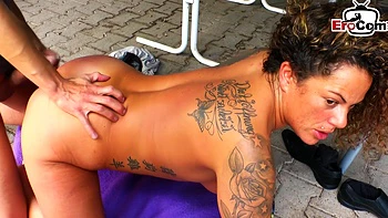 Novia alemana sorprende a su novio masturbándose con revista porno