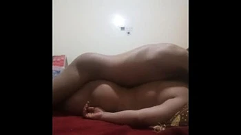 Esposa árabe lambe a buceta do marido até o orgasmo em close