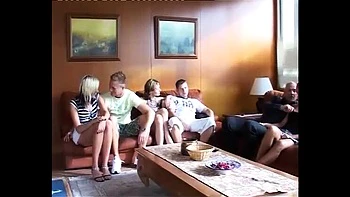 Sophie Logan oral e foda bruta ao ar livre com MILF