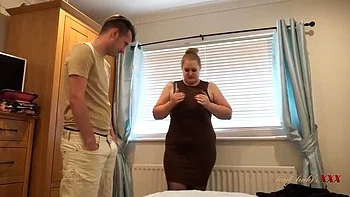 Пышная ББВ хозяйка Бекки трахает стеснительного жильца