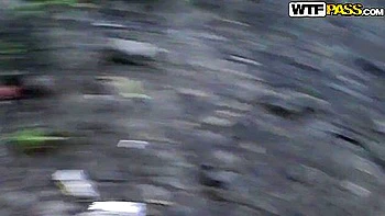 Goth-Teenie wird draußen anal gefickt