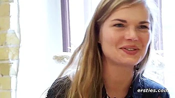 Loira dinamarquesa fode sua buceta peluda com dildo de vidro