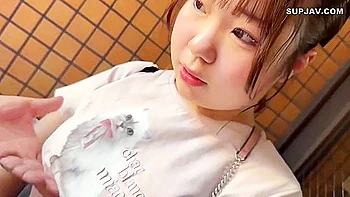 Joven asiática morena con creampie goteando dentro