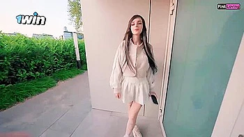 Geile Tussi lutscht Schwanz öffentlich und wichst wild