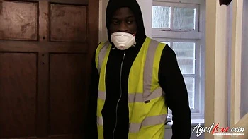 Зрелая блондинка в чулках пальцами и языком ебёт киску