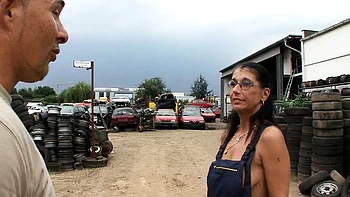 Немецкая любительница шлюха жестко ебется на шинах на работе на улице