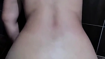 Vi ela passar, convidei e fodi sua bunda grande