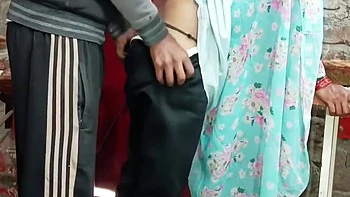 Allein zu Hause fickt heiße indische Nachbarin auf Hindi