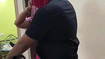 Vizinho fode ménage com garota desi morena