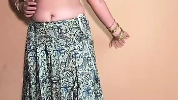 MILF indienne amateur danse sexy avant de se faire baiser