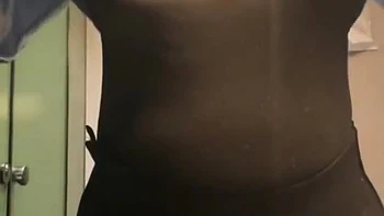 Provocação no banheiro do trabalho termina em orgasmo solo