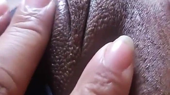 Virgem safada se masturba na buceta indiana