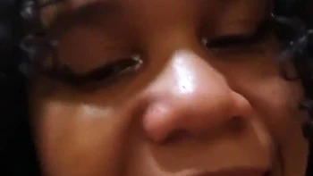 Belle-mère indienne enceinte se masturbe avec un gode jusqu'à jouir