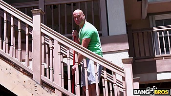 Mature brune se fait creampier dans ses gros seins