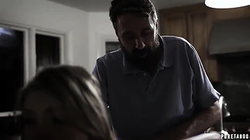 Giselle, la hijastra rubia, folla duro en la cocina