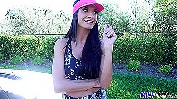 Geile Milf Silvia Saige leckt ihren eigenen Pussysaft