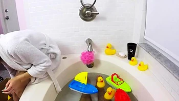 Madrasta Reagan te faz uma mãozinha quente na banheira