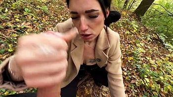 Aficionada alemana LizaRoxx hace garganta profunda en caminata por Alpes POV