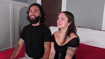 Verzweifelte MILFs mit großen Titten hart gefickt von BBC im nassen Dreier