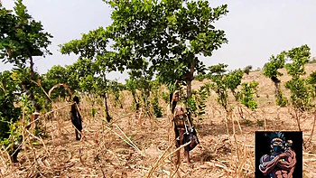 Маленькая мусульманка в хиджабе доминируется большим черным членом на природе