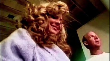 Блондинка из старых порно сосет и трахается миссионером