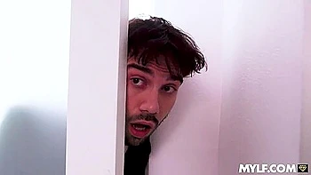 Блондинка мачеха трахается анально с огромным членом