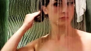 Hazel Lush tetas y culo de cerca en la ducha