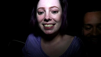 Brune suce grosse bite et prend creampie à 4 pattes près du feu