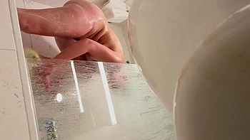 Rubia peluda universitaria se masturba en la ducha