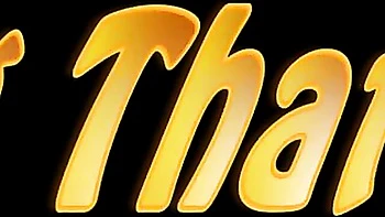 Charlee Chase lutscht zwei Schwänze im POV-Dreier