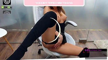 Piba tetona se desnuda en chat porno