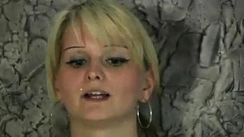 Amateur mit großem Arsch saugt Schwanz und fickt hart