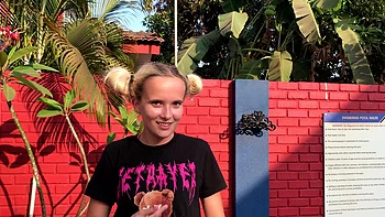 Loira amadora fode o namorado de quatro com peitos naturais