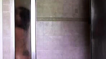 Milf BBW grosse fesse se déshabille sous la douche en solo