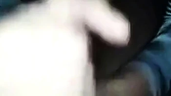 Amadora na webcam cavalga um enorme pau hardcore