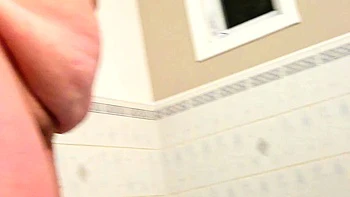 Reife Blondine mit großen Titten nach Dusch-Cumshot