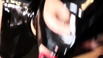Latex-Schlampe lutscht fetten Schwanz und bekommt Gesicht