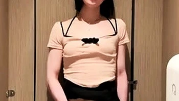 Elia Blaine s'exhibe en public et se branle en solo